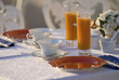Petit déjeuner dressé sur une table