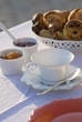 Petit déjeuner dressé sur une table