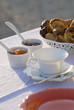 Petit déjeuner dressé sur une table Petit déjeuner dressé sur une table