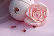 Bomba de baño y rosa (macro)