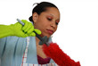femme depoussierant un meuble