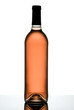 Foto: Rose wine bottle isolated on white. Rose wine bottle isolated on white.