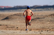 homme qui fait son jogging sur la plage