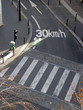 30 km/h, marquage au sol;et passage piéton. 30 km/h, marquage au sol;et passage piéton.