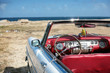 Foto: cuban vintage car parked on the seacost in havana cuban vintage car parked on the seacost in havana