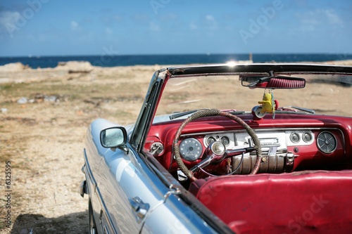 Foto: cuban vintage car parked on the seacost in havana cuban vintage car parked on the seacost in havana