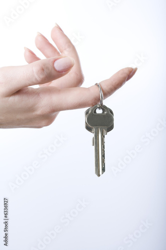 Foto: hand holding keys hand holding keys
