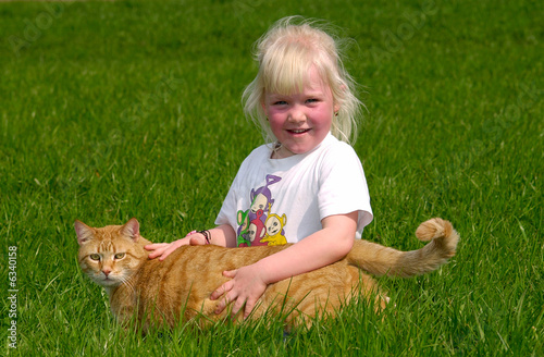 Photo: Mädchen mit einer Katze Mädchen mit einer Katze
