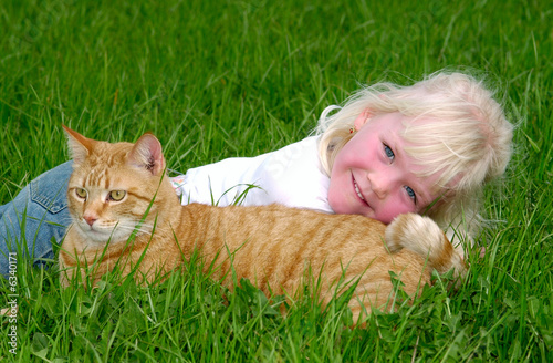 Photo: Mädchen mit einer Katze Mädchen mit einer Katze