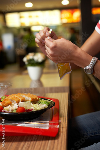 Photo: Frau isst Salat Frau isst Salat