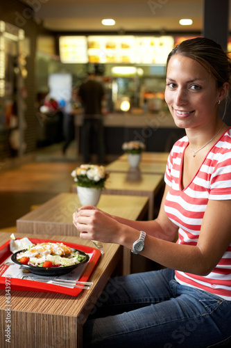 Photo: Frau isst Salat Frau isst Salat