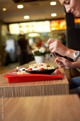 Photo: Frau isst Salat Frau isst Salat