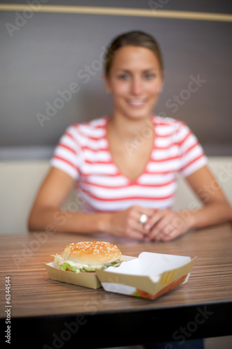 Photo: Frau mit Burger Frau mit Burger