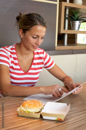 Photo: Maedchen mit Burger Maedchen mit Burger