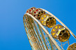 Grande Roue de manège sur ciel bleu