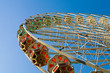 Grande Roue de manège sur ciel bleu