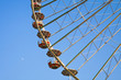 Grande Roue de manège sur ciel bleu