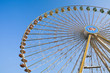 Grande Roue de manège sur ciel bleu