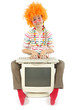Jeune fille  avec un clavier d'ordinateur