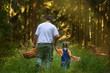 vater und tochter beim waldspaziergang