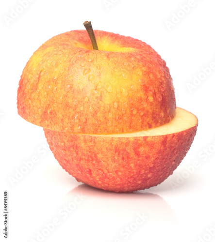 Foto: The wet red apple. Isolation on white. Shallow DOF The wet red apple. Isolation on white. Shallow DOF