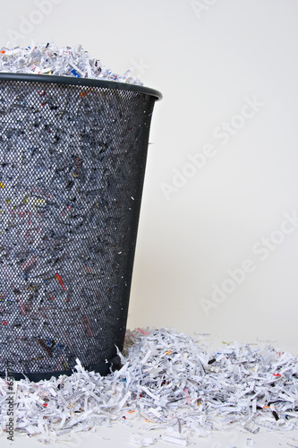 Foto: Shredded Paper in and around the basket Shredded Paper in and around the basket