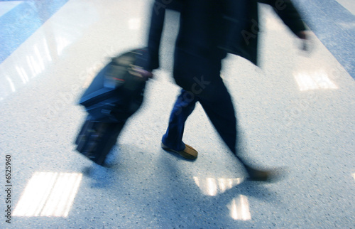 Foto: Man rushing in ariport to catch his flight Man rushing in ariport to catch his flight