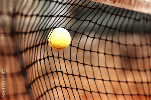 Photo: pelota de tenis amarilla en red pelota de tenis amarilla en red
