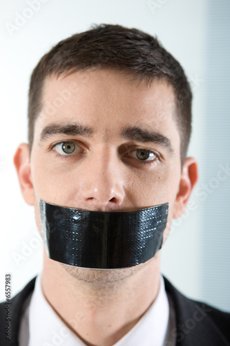 Foto: man with black tape2 man with black tape2