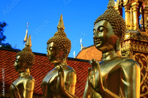 Statues de Bouddha sur ciel bleu
