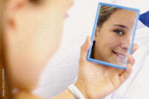 Girl+looking+in+mirror+image