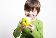 kind mit apfel 4