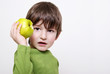 kind mit apfel 9