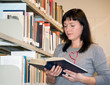 Frau vor Bücherregal