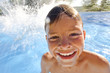 enfant dans la piscine