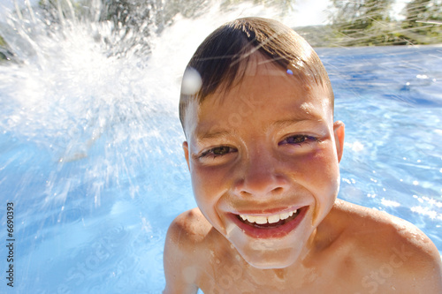 enfant dans la piscine