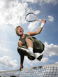 Photographie : Man jumping over tennis net