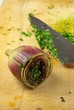 carciofo ripieno su tagliere con coltello e prezzemolo