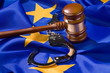 Richterhammer und Fahne der Europäischen Union