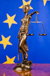 Richterhammer und Fahne der Europäischen Union