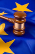 Richterhammer und Fahne der Europäischen Union