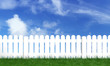 palissade avec herbe verte et ciel bleu