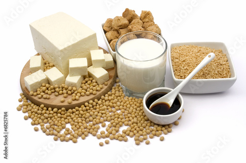 Foto: Soy products isolated on white Soy products isolated on white