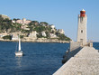 Arrivée d'un bateau de plaisance au niveau du phare de Nice Arrivée d'un bateau de plaisance au niveau du phare de Nice