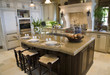 Foto: Luxury home kitchen with a granite island. Luxury home kitchen with a granite island.