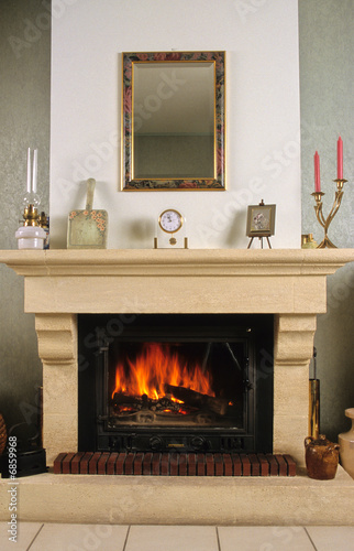 CHEMINEE A L'INTERIEUR D'UNE MAISON CHEMINEE A L'INTERIEUR D'UNE MAISON