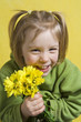 Photo en ligne au meilleur prix Girl and yellow flowers