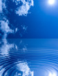 Spiegelung von Himmel mit Wolken und Sonne