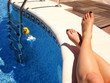 Relajando cerca de la piscina