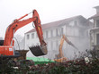 Zwei Bagger beim Abriss eines alten Gebäudes